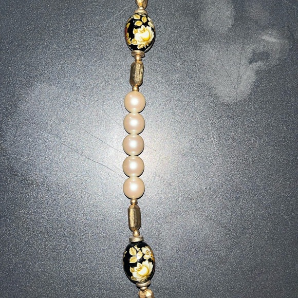1960 pearl necklace featuring faux pearls Porcelain Accent Beads -Japan - Picture 5 of 6